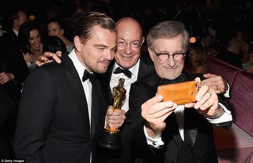 Leonardo DiCaprio quen ca tuong vang Oscar vi qua vui-Hinh-3