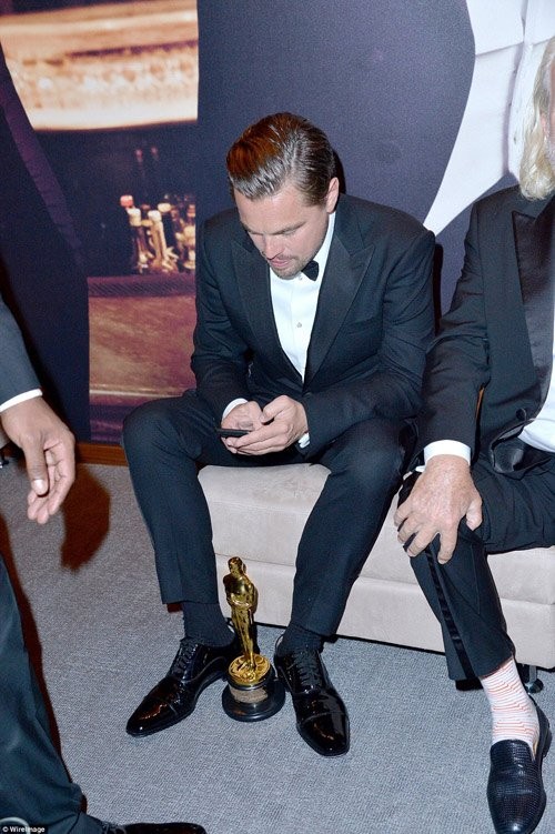 Leonardo DiCaprio quen ca tuong vang Oscar vi qua vui-Hinh-4