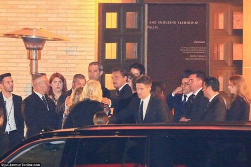 Leonardo DiCaprio quen ca tuong vang Oscar vi qua vui-Hinh-7