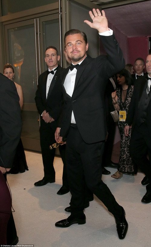 Leonardo DiCaprio quen ca tuong vang Oscar vi qua vui