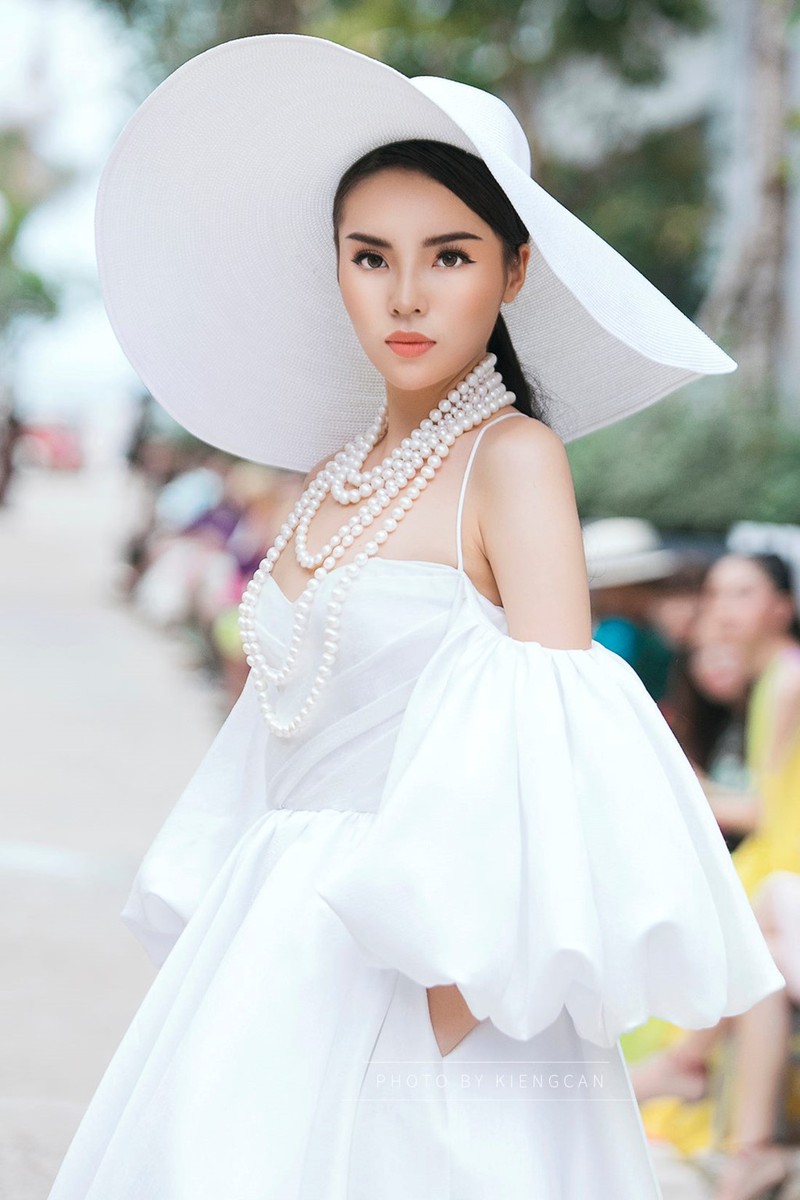 Angela Phuong Trinh va ban trai ra Phu Quoc xem show thoi trang-Hinh-7