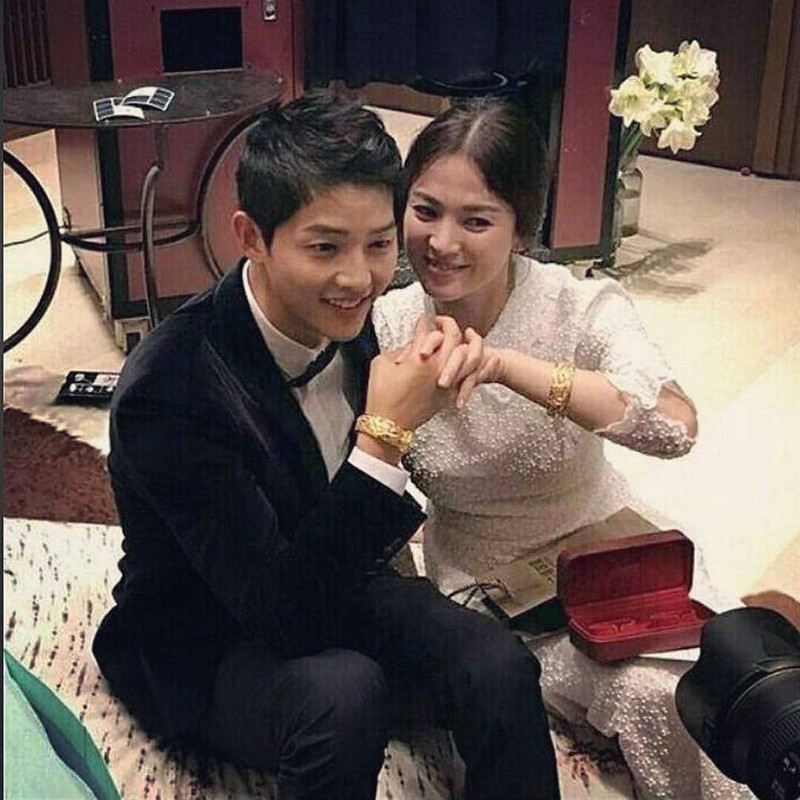 Song Hye Kyo don sinh nhat cung chong giua tin bau bi