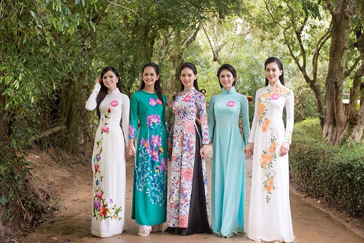 Thi sinh Hoa hau Viet Nam dien ao dai nen na ve tham que Bac-Hinh-8