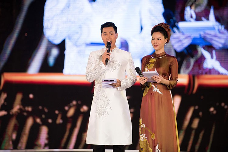 Nguyen Khang tiet lo thi sinh HHVN 2018 bi ngat khi chay chuong trinh