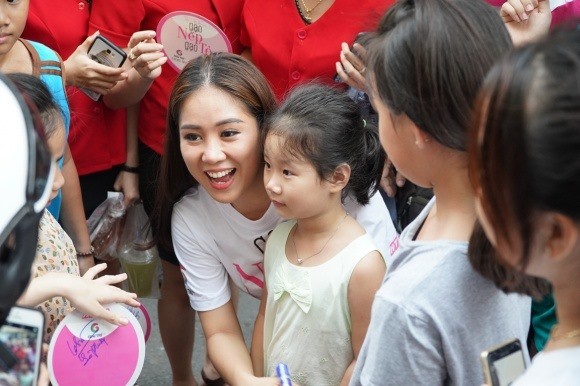 Le Phuong “Gao nep gao te” xinh dep trong vong vay khan gia Ha Noi-Hinh-2