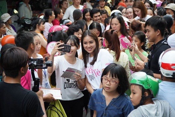 Le Phuong “Gao nep gao te” xinh dep trong vong vay khan gia Ha Noi-Hinh-4