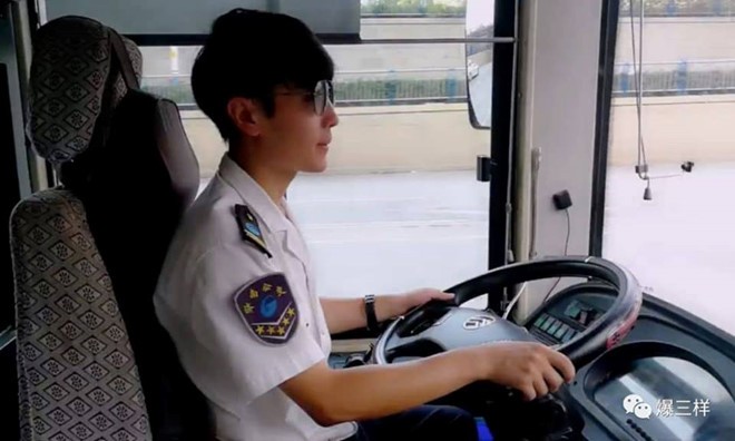 Tai xe xe bus bat ngo noi tieng vi dien trai nhu dien vien