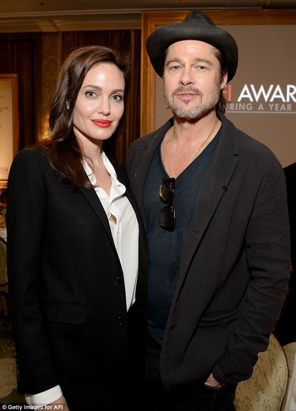 Bi Angelina Jolie boi nho, Brad Pitt tiet lo dua vo cu hon 200 ty