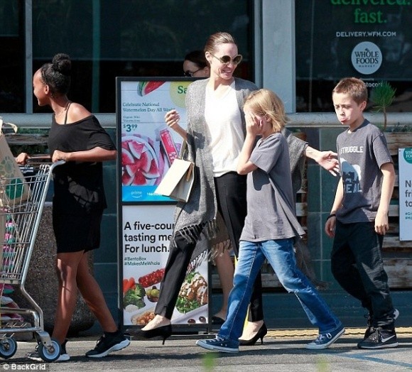Angeline Jolie vui ve di mua sam sau cang thang voi Brad Pitt-Hinh-2
