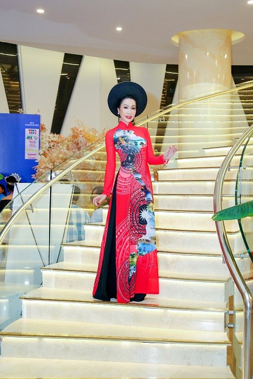 A hau Trinh Kim Chi khoe nhan sac man ma voi ao dai do ruc-Hinh-2