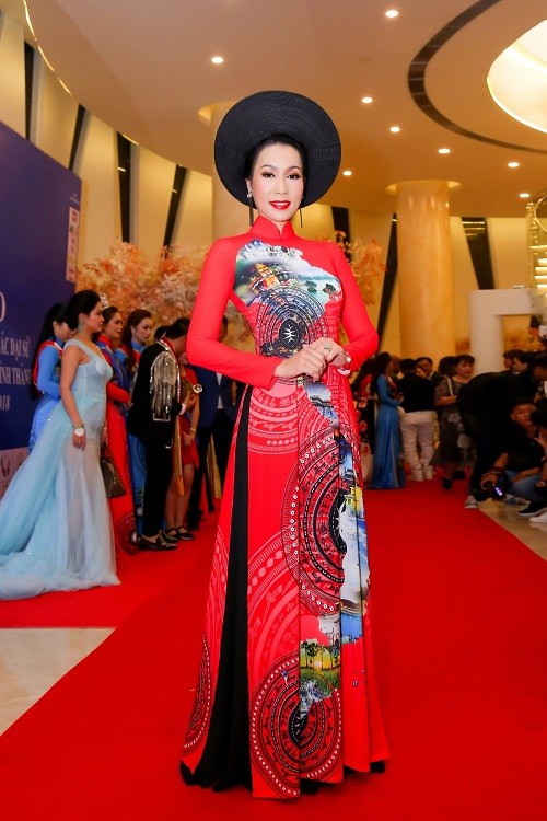 A hau Trinh Kim Chi khoe nhan sac man ma voi ao dai do ruc-Hinh-7