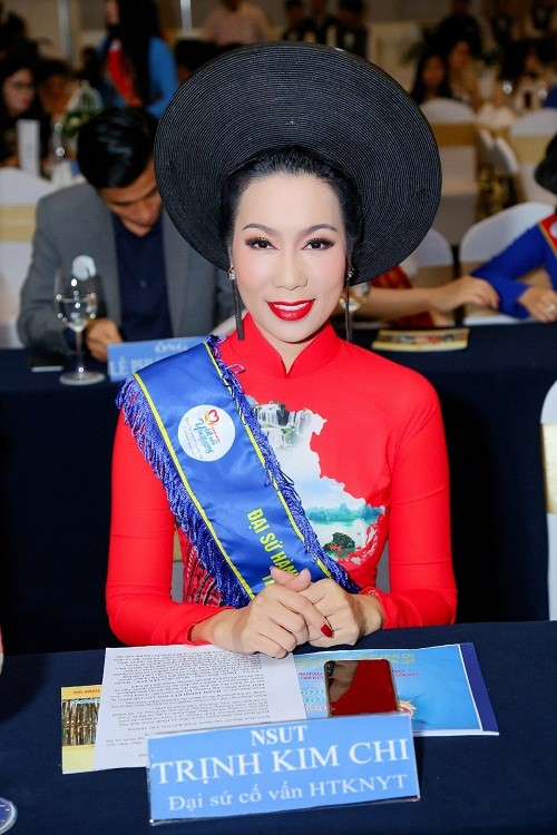 A hau Trinh Kim Chi khoe nhan sac man ma voi ao dai do ruc-Hinh-8