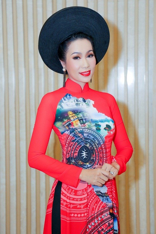 A hau Trinh Kim Chi khoe nhan sac man ma voi ao dai do ruc