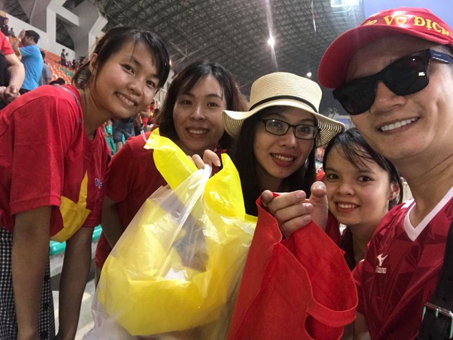 Olympic VN thua, Tuan Hung van hat tren ban cong cung hang nghin CDV-Hinh-2