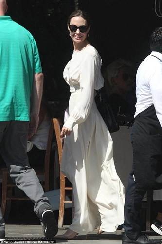 Angelina Jolie lo ve kem sac khi xuong pho mot minh o Los Angeles-Hinh-5