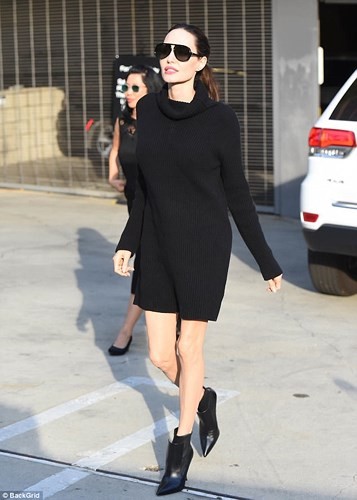 Angelina Jolie lo ve kem sac khi xuong pho mot minh o Los Angeles-Hinh-8