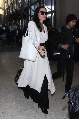 Angelina Jolie lo ve kem sac khi xuong pho mot minh o Los Angeles-Hinh-9