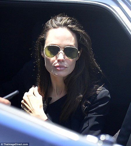 Angelina Jolie lo ve kem sac khi xuong pho mot minh o Los Angeles