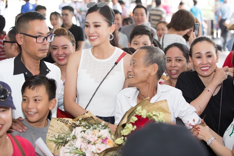 HH Tran Tieu Vy hanh phuc trong vong tay gia dinh khi ve que-Hinh-3