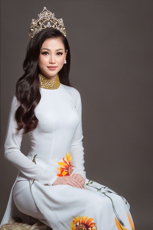 Phuong Khanh thi Miss Earth, da xinh con “ban” tieng Anh nhu gio