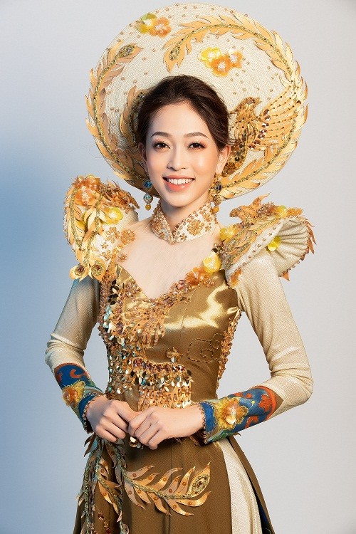 Soi quoc phuc tuyet dep Phuong Nga mang den Miss Grand International