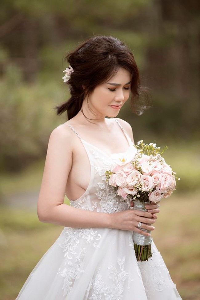 Chi gai Ngoc Trinh dien vay cuoi goi cam hanh phuc ben chu re-Hinh-4