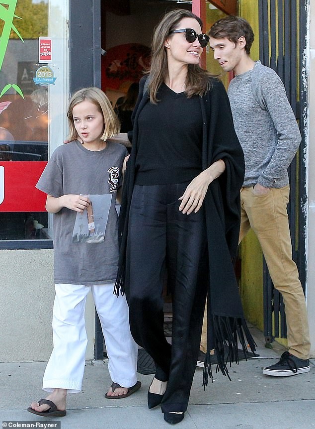 Angelina Jolie vui dua cung con gai giua tin Brad Pitt yeu nguoi moi-Hinh-4