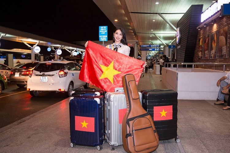 Hoa hau Tieu Vy ra san bay tien Thuy Tien di thi Miss International-Hinh-12