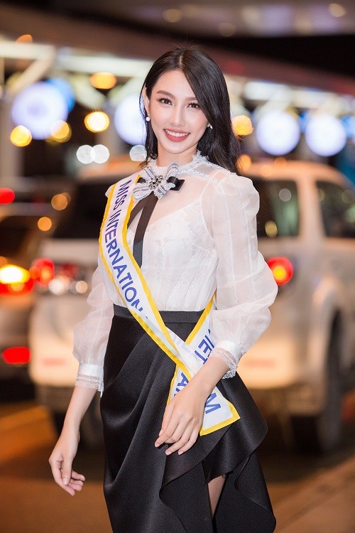 Hoa hau Tieu Vy ra san bay tien Thuy Tien di thi Miss International-Hinh-2