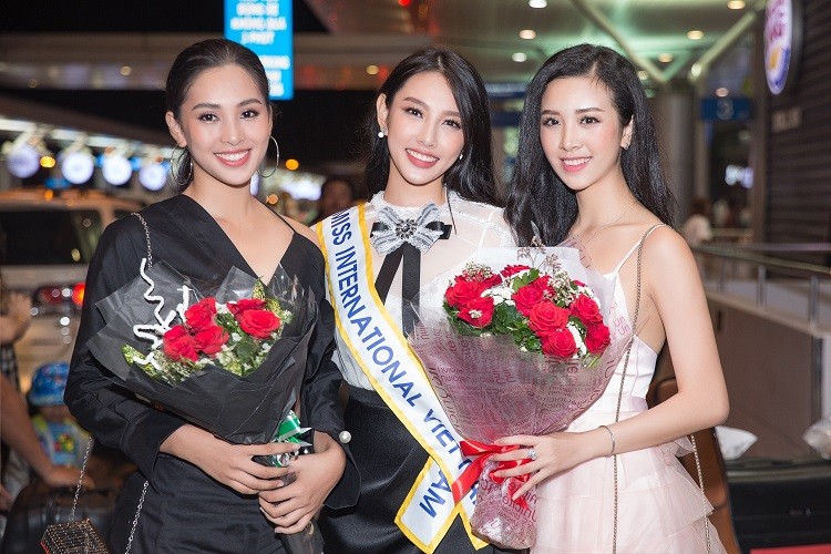 Hoa hau Tieu Vy ra san bay tien Thuy Tien di thi Miss International-Hinh-3