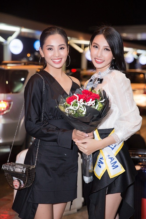 Hoa hau Tieu Vy ra san bay tien Thuy Tien di thi Miss International-Hinh-4