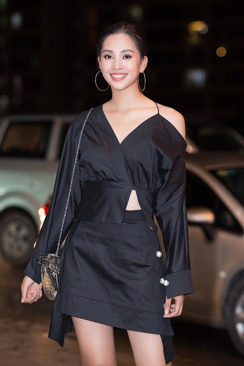 Hoa hau Tieu Vy ra san bay tien Thuy Tien di thi Miss International-Hinh-5