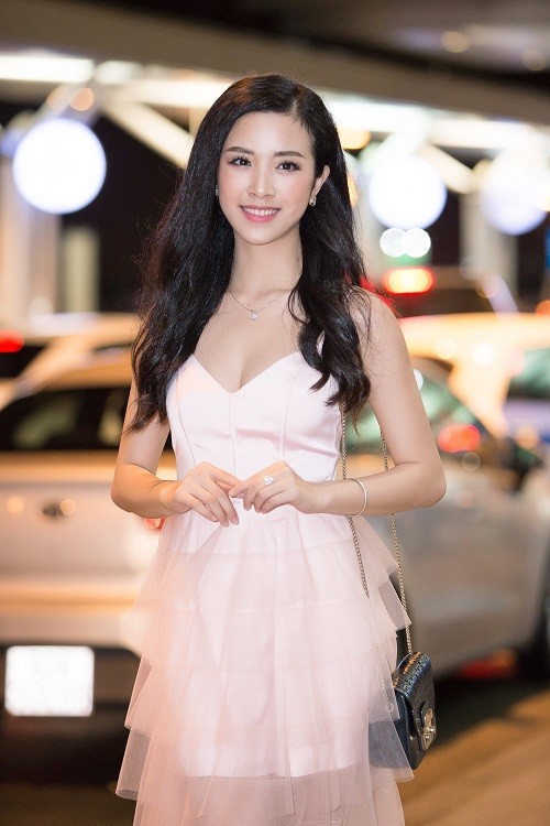 Hoa hau Tieu Vy ra san bay tien Thuy Tien di thi Miss International-Hinh-8