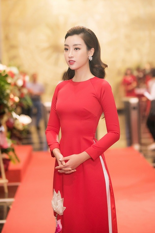 Hoa hau Do My Linh dien ao dai do noi bat o su kien-Hinh-3