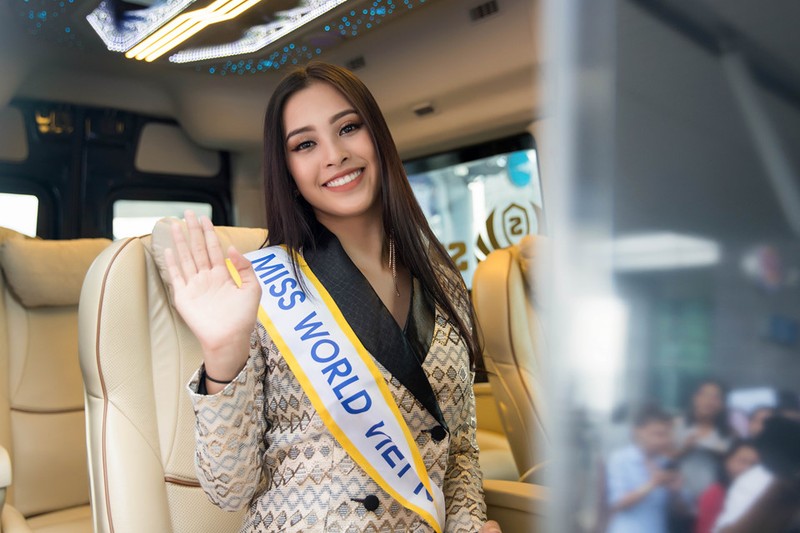 Tran Tieu Vy mac loi trang phuc khi len duong thi Miss World 2018-Hinh-2