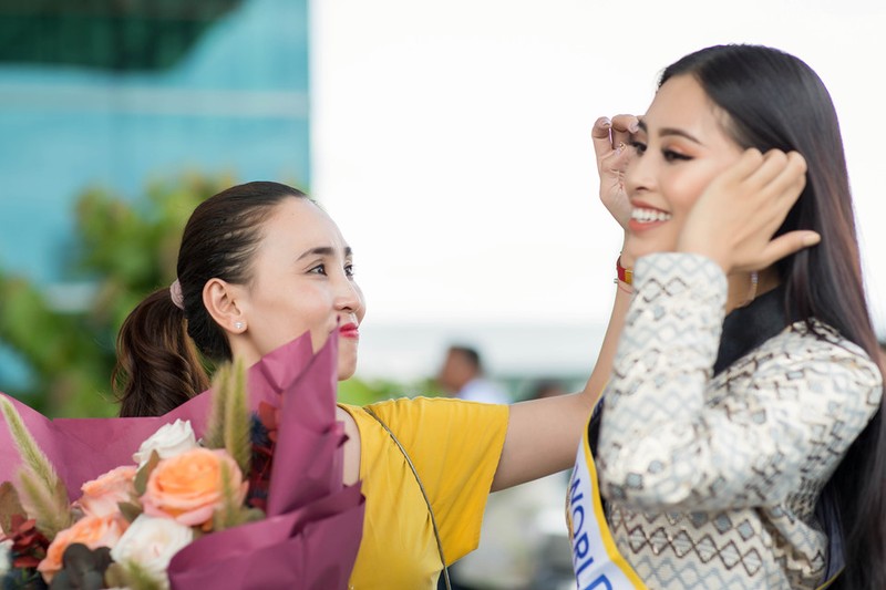 Tran Tieu Vy mac loi trang phuc khi len duong thi Miss World 2018-Hinh-3