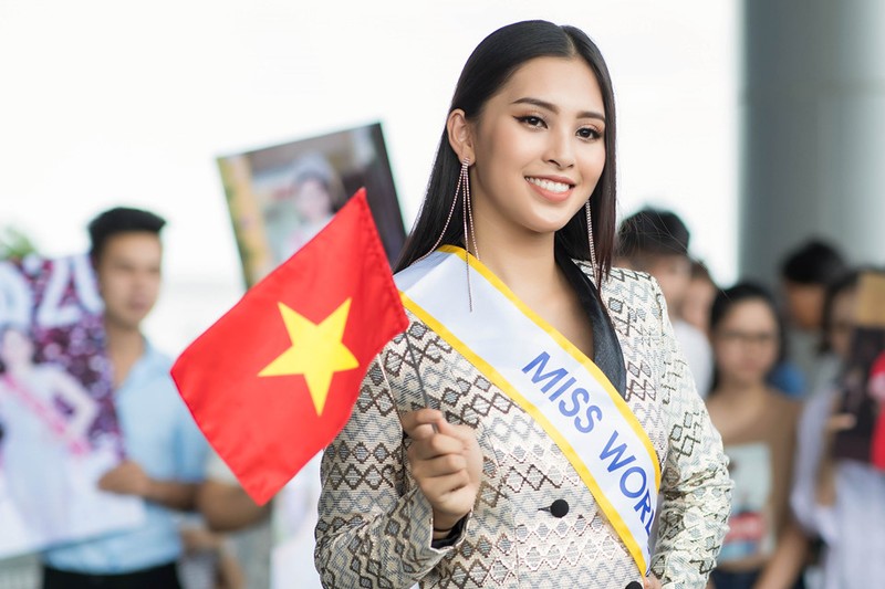 Tran Tieu Vy mac loi trang phuc khi len duong thi Miss World 2018-Hinh-4