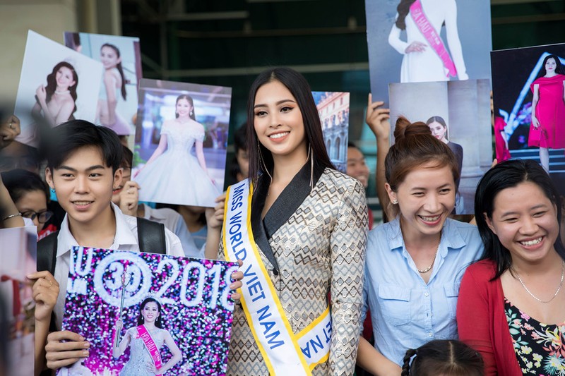 Tran Tieu Vy mac loi trang phuc khi len duong thi Miss World 2018-Hinh-6