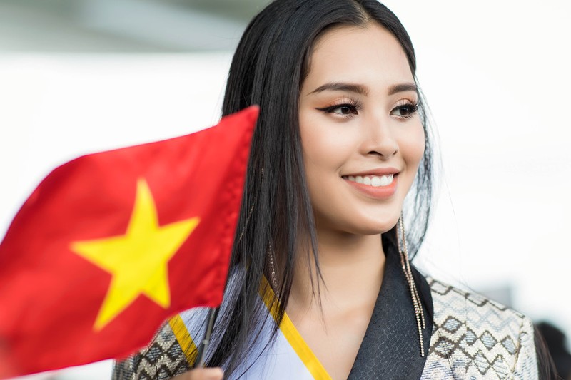 Tran Tieu Vy mac loi trang phuc khi len duong thi Miss World 2018