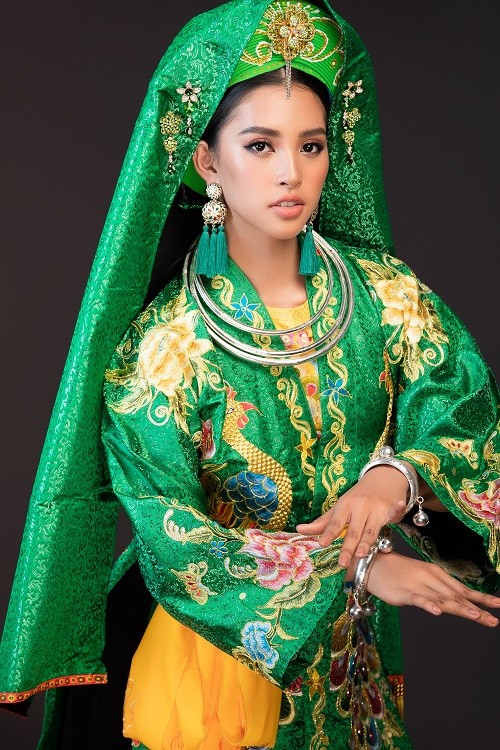 Tran Tieu Vy mang dieu mua chau van den Miss World 2018