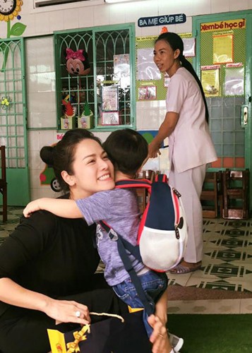 Khoanh khac binh di cua Nhat Kim Anh ben con trai cung dang yeu-Hinh-7