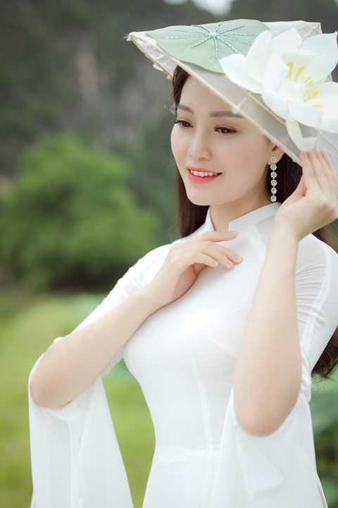 Ngay ngat ngam ca si Huyen Trang chup anh goi cam ben sen-Hinh-3