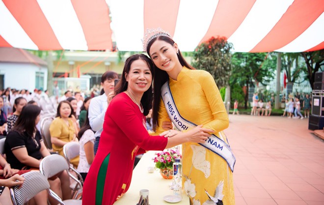 Hoa hau Luong Thuy Linh dien ao dai ve Cao Bang sau dang quang-Hinh-2