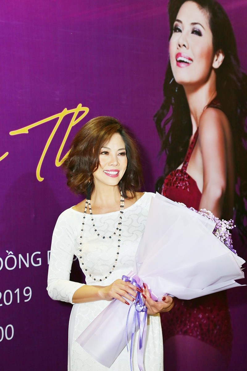 MC Quyen Linh di dep le, ho tong vo sang chanh di nghe nhac