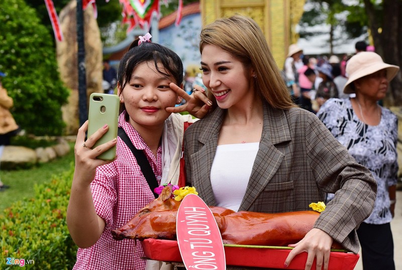 Ho Ngoc Ha va dan sao dang huong o nha tho To cua Hoai Linh-Hinh-5