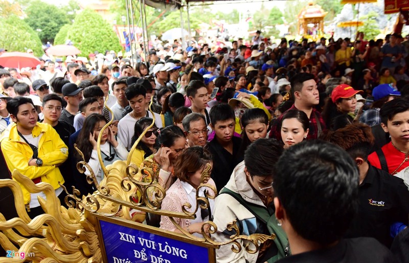 Bat cuoi cach nghe si Hoai Linh noi voi ke gian o ngay gio To