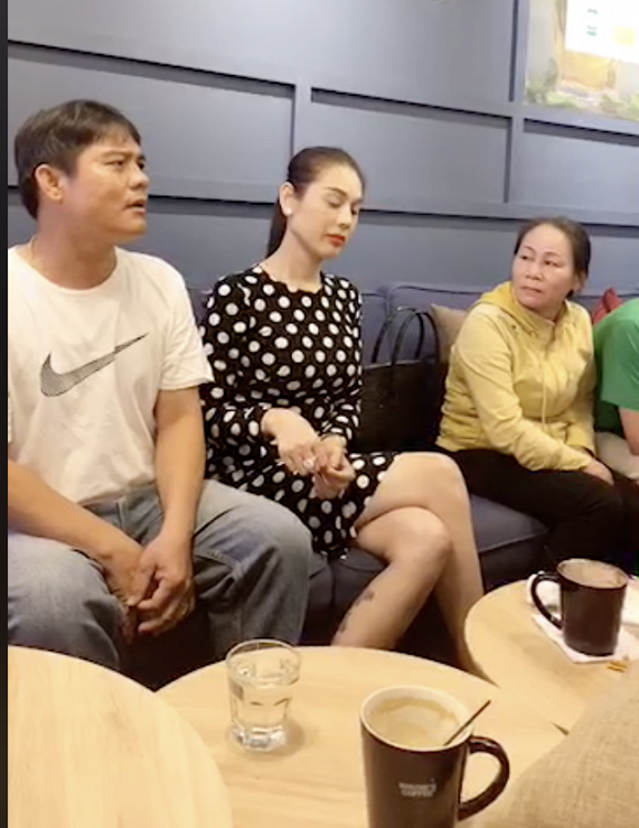 Lam Khanh Chi livestream ba mat mot loi voi nguoi to minh lua dao