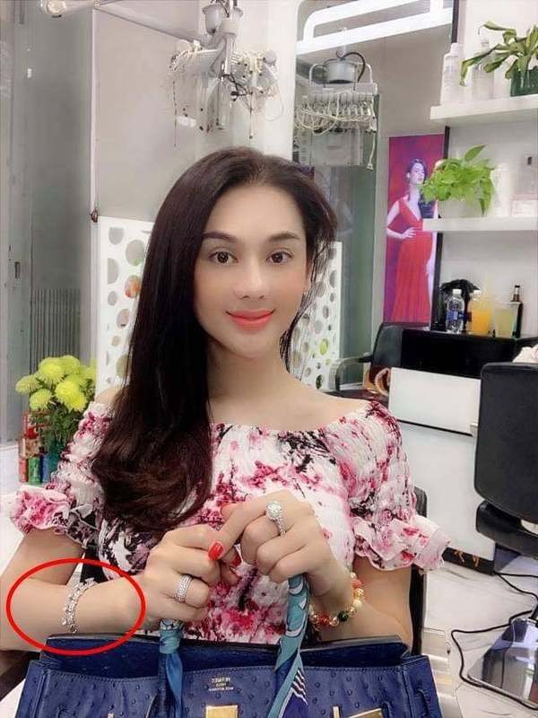 Lam Khanh Chi mat ngu vi so y danh roi vong tay 5 ty