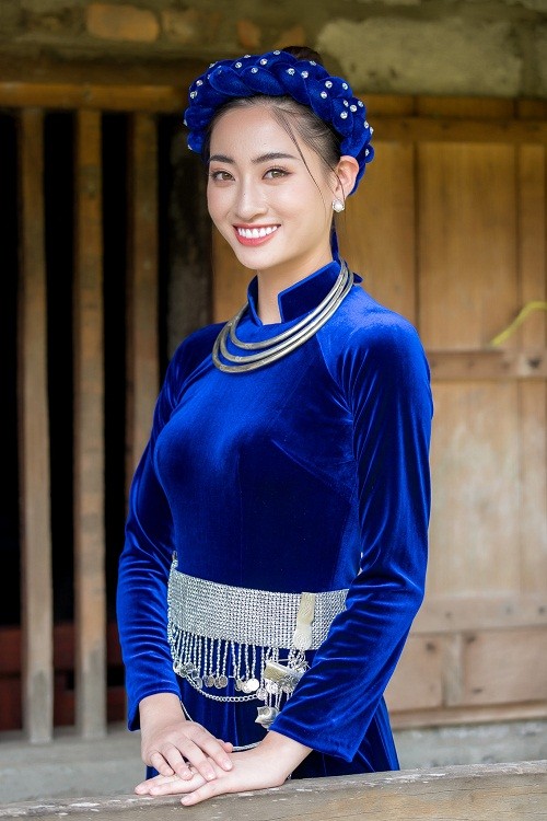 Miss World 2019 dang clip Luong Thuy Linh “ban” tieng Anh nhu gio