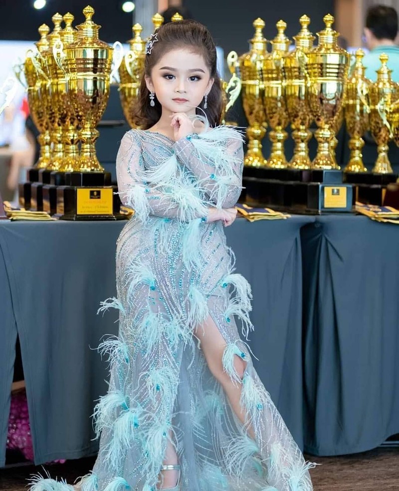 Lim tim truoc ve dang yeu cua be 6 tuoi dang quang Hoa hau nhi Thai Lan 2019-Hinh-6
